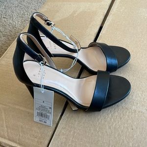 NWT Myla black pump